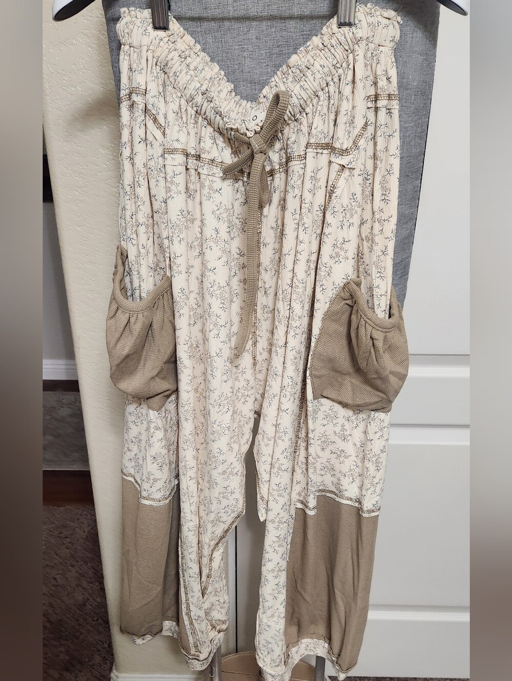 NWT POL Oversized Floral Pattern Printed Knit Pants In Camel Various Sizes - Picture 4 of 6